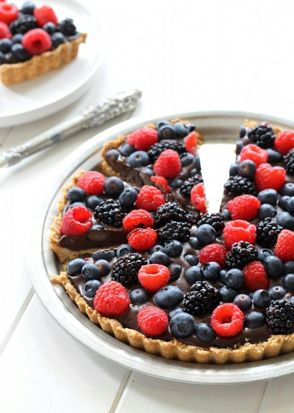 Mandelkage med chokolade og bær