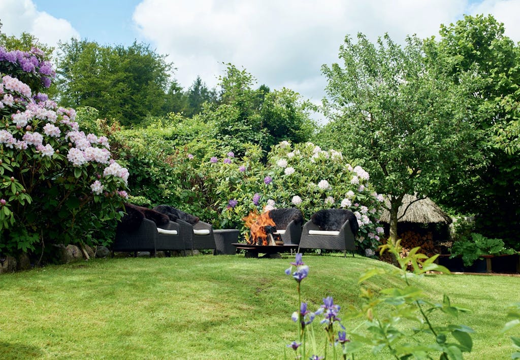 Simpel bålplads med kamper-bålfad 