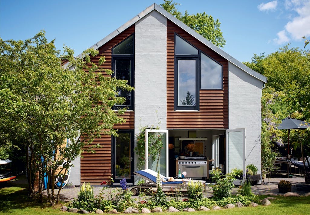 Smuk hovedbygning i to plan