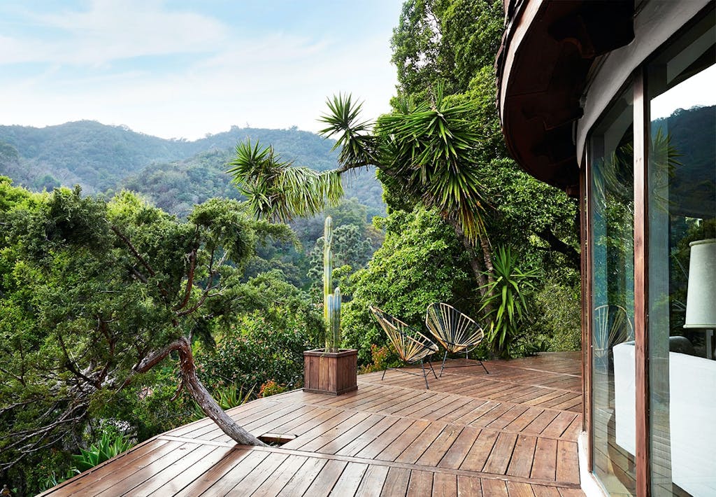 Smukt trædæk der følger husets runde form