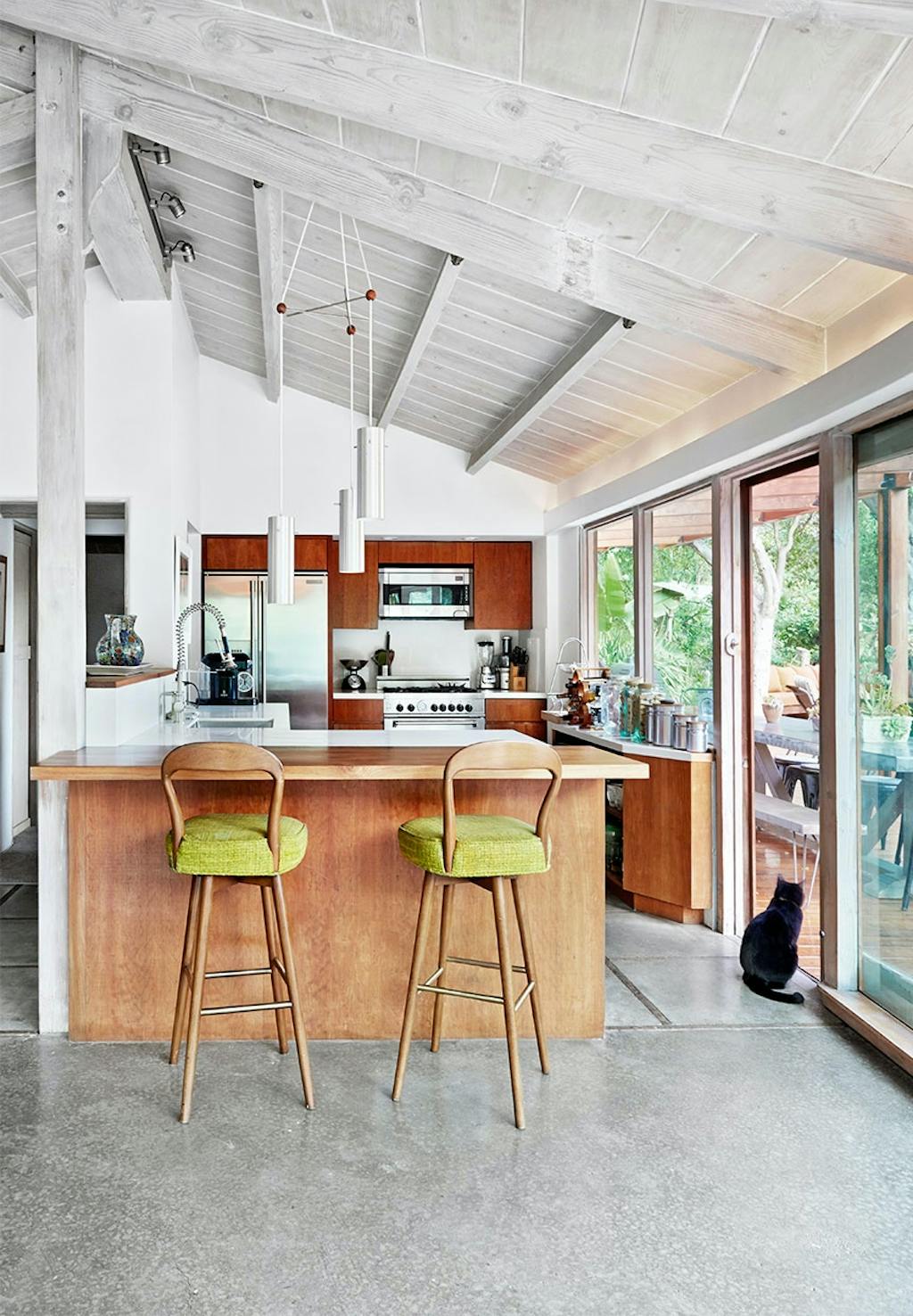 Åbent køkken med bardisk i valnød og barstole fra 1970'erne