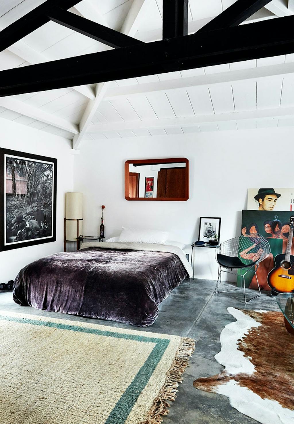 Soveværelse indrette i en rock and roll-stil med guitar, portrætter af musikere og koskind