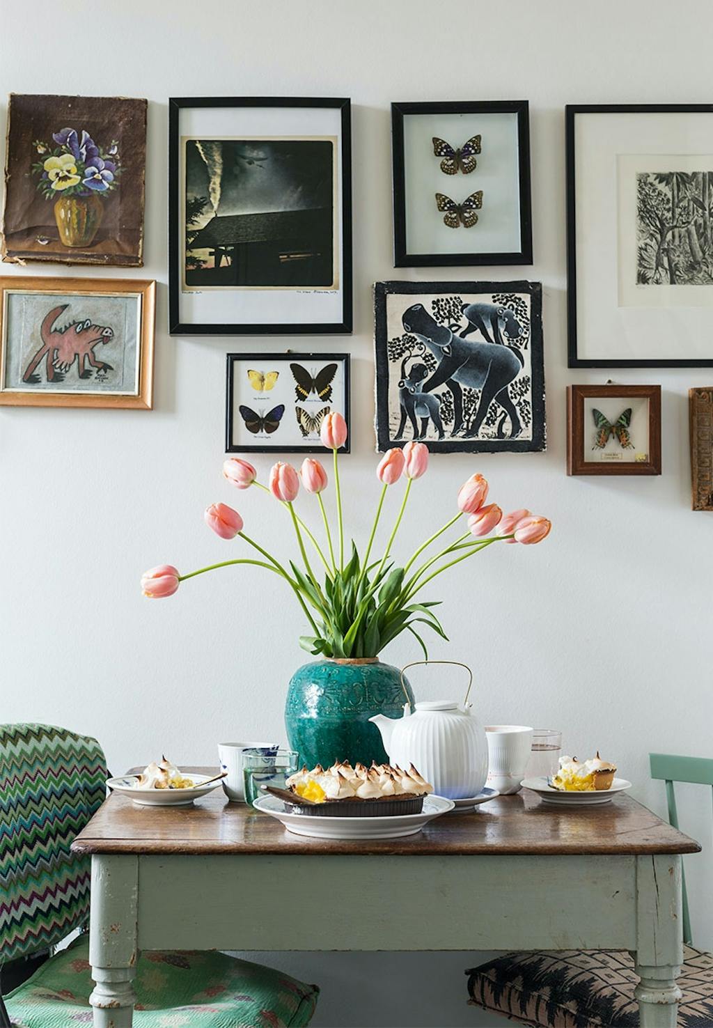 Billedvæg med diverse billeder af minder fra Afrika og fotografier