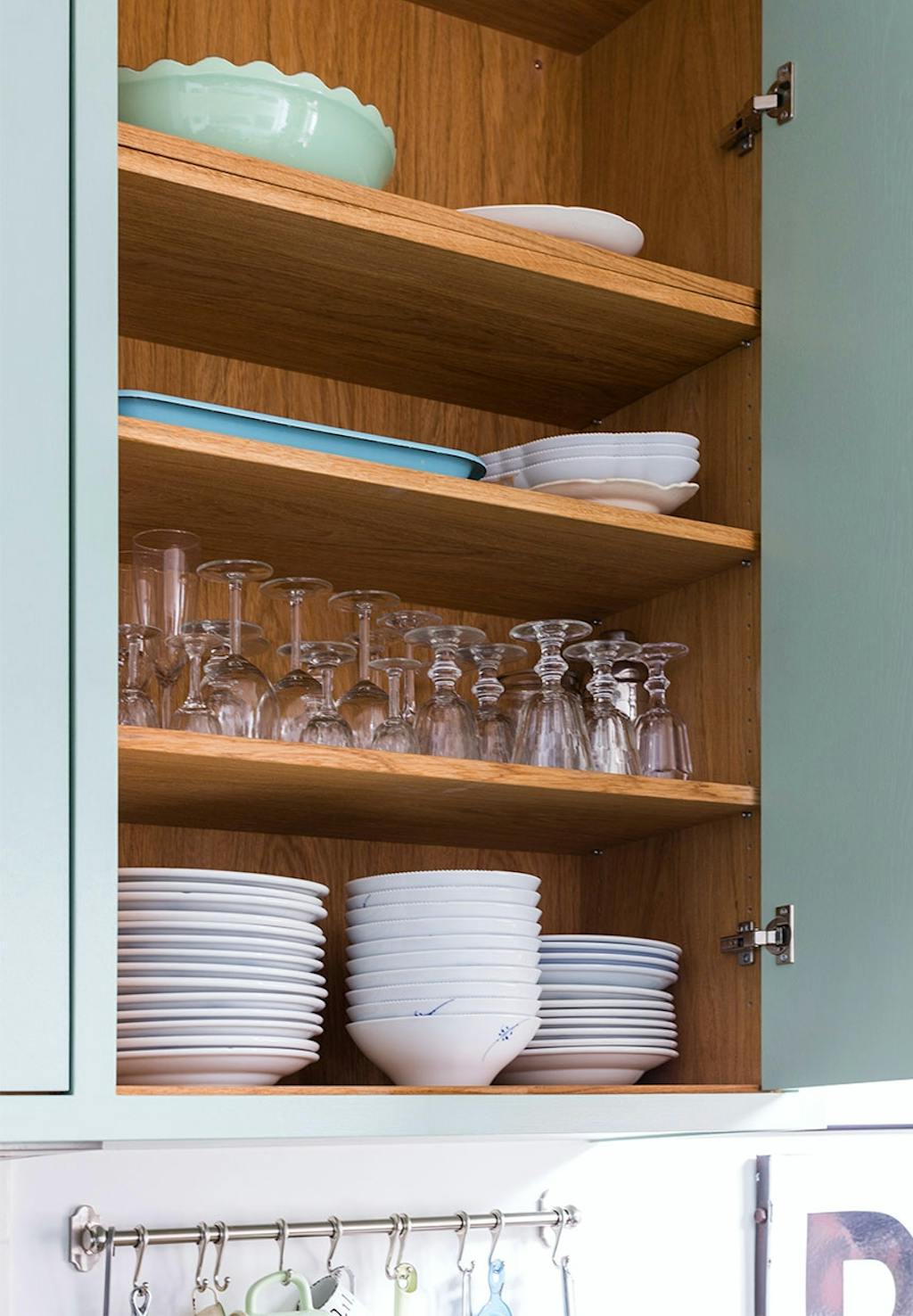 Ældre service og glas i køkkenskabet