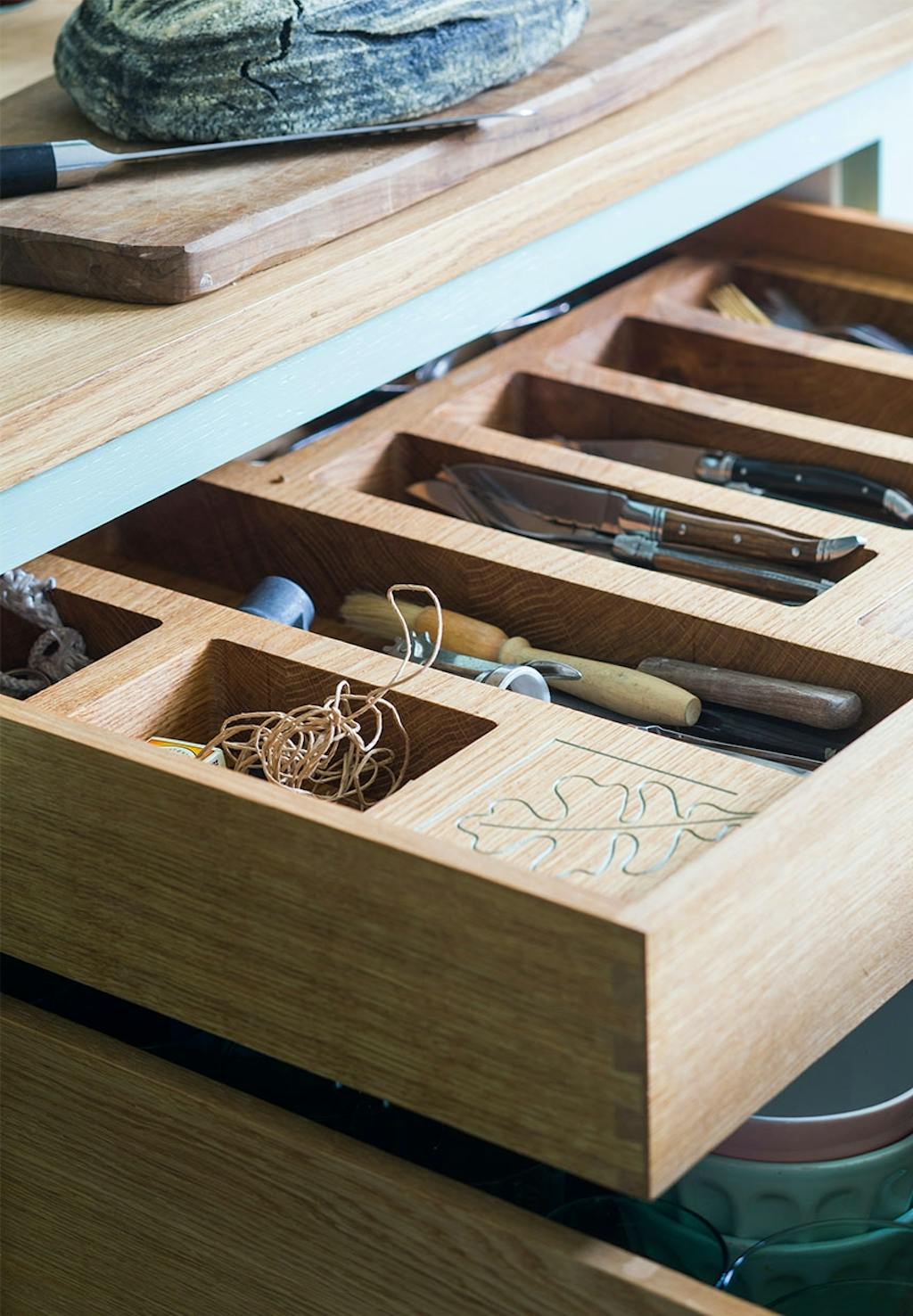 Bestikskuffe i træ med indgraveret motiv af blad