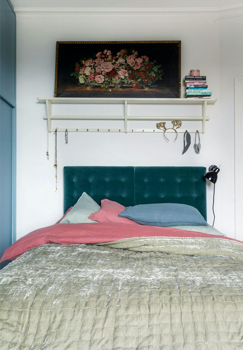 Seng med petroleumsgrøn sengegavl i velour