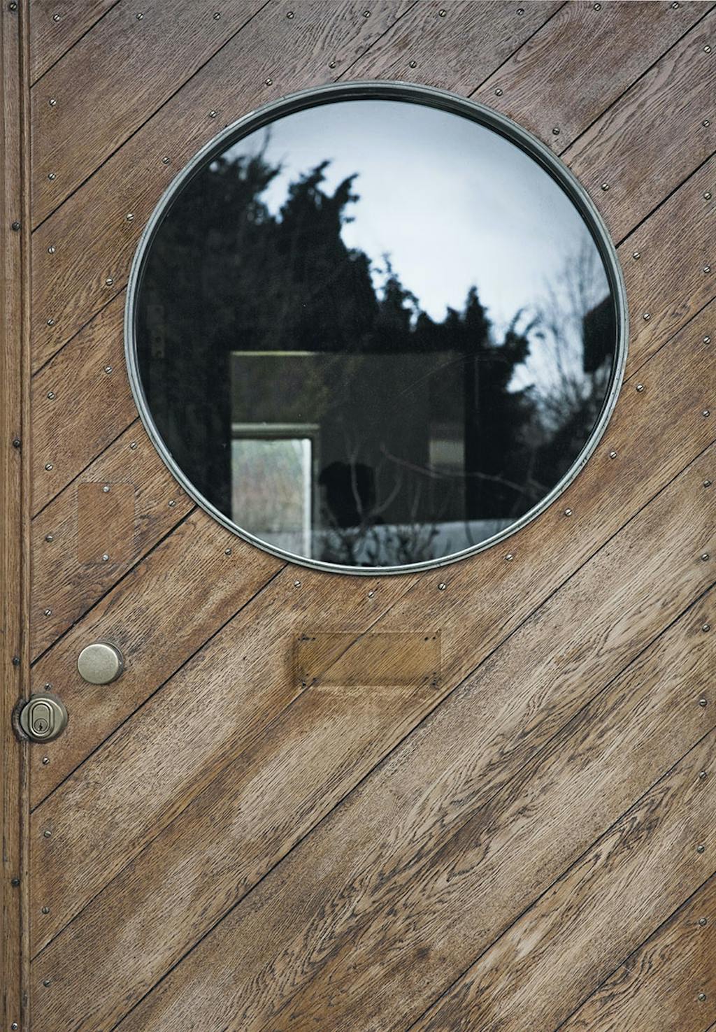 Hoveddør i træ med rundt vindue i, i Arne Jacobsens hjem designet af ham selv