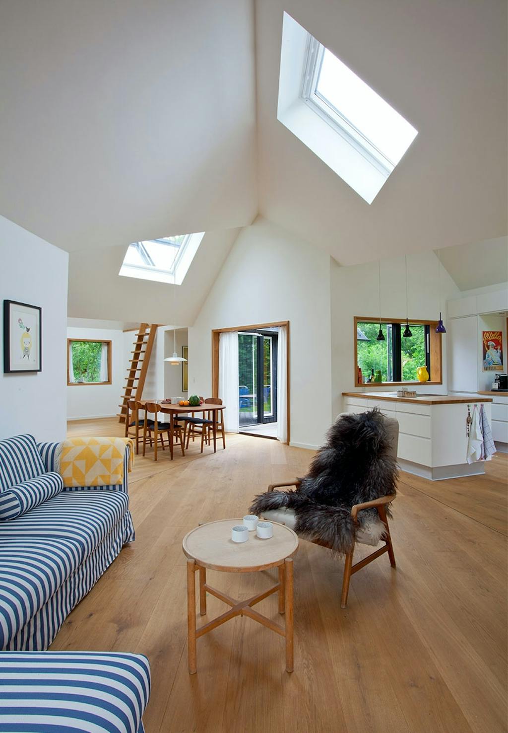 Masser af teaktræ i opholdsrummet