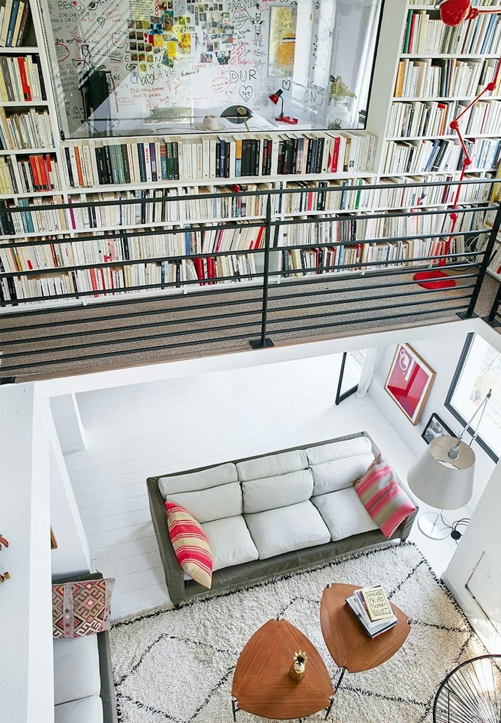 Kig fra 1. sal til stueetagen med sofastue