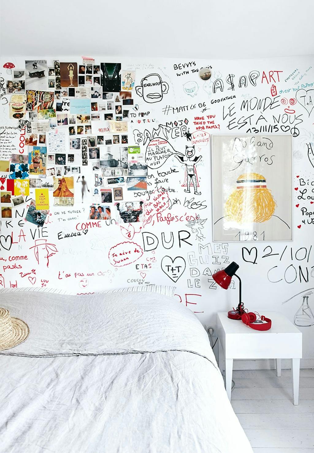 Teenageværelse holdt i hvidt men en graffitivæg med venners underskrifter, tegninger og sjove ord