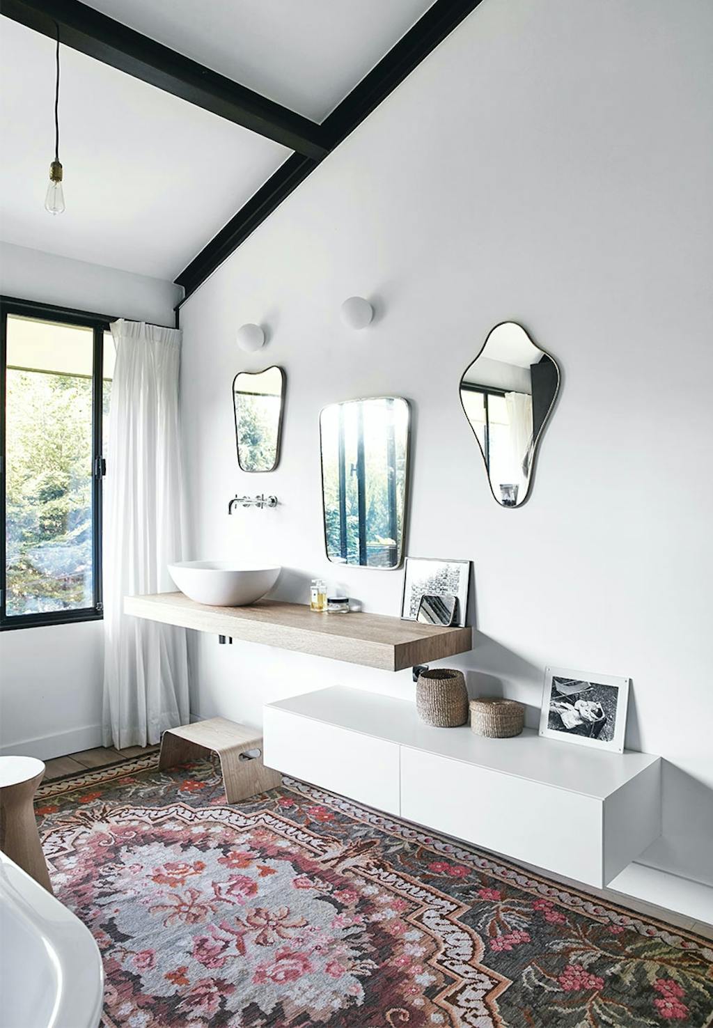 Antikviteter og grafisk look i badeværelset