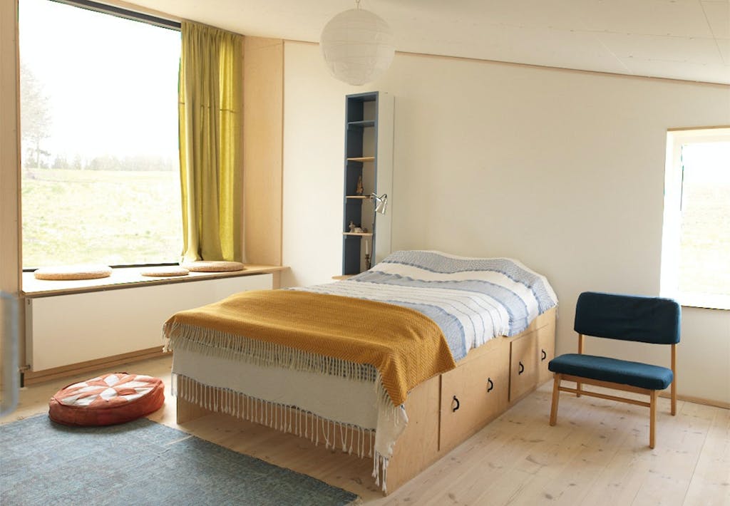 Hvilerum i atelieret med panoramaudsigt over markerne