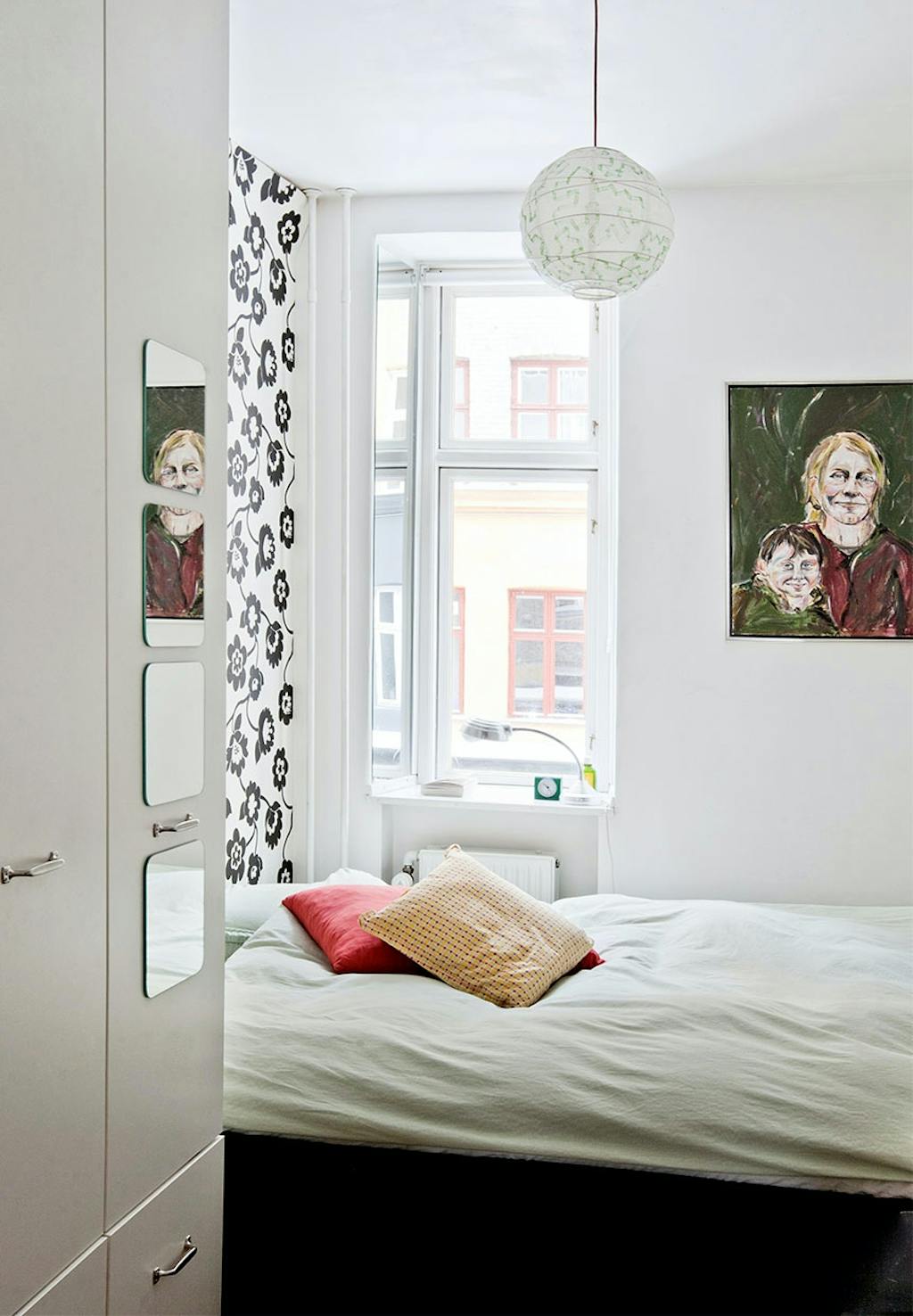 Spejle ved vinduet reflekterer lyset