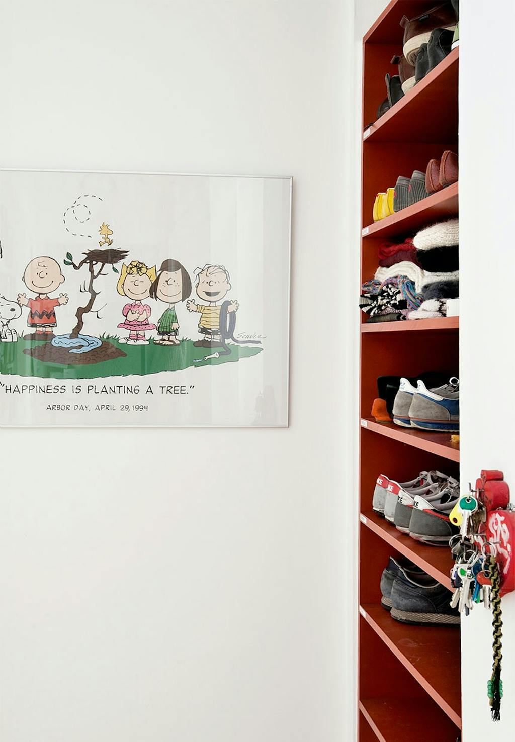 Rød sko-reol i entréen med sko i