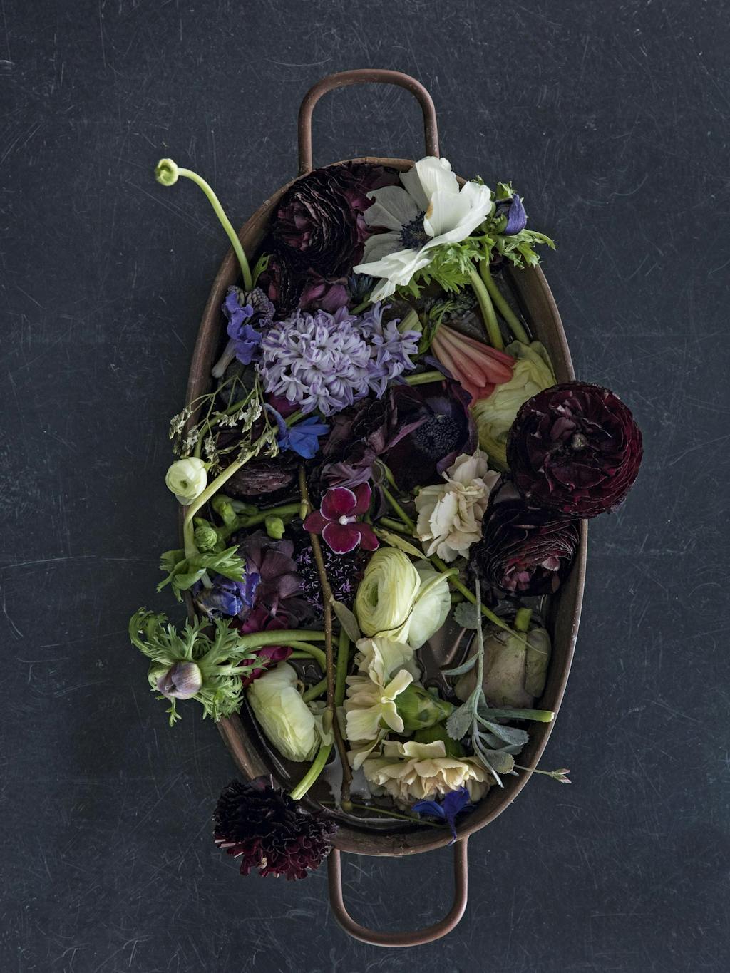 Balje fyldt med overskudsblomster