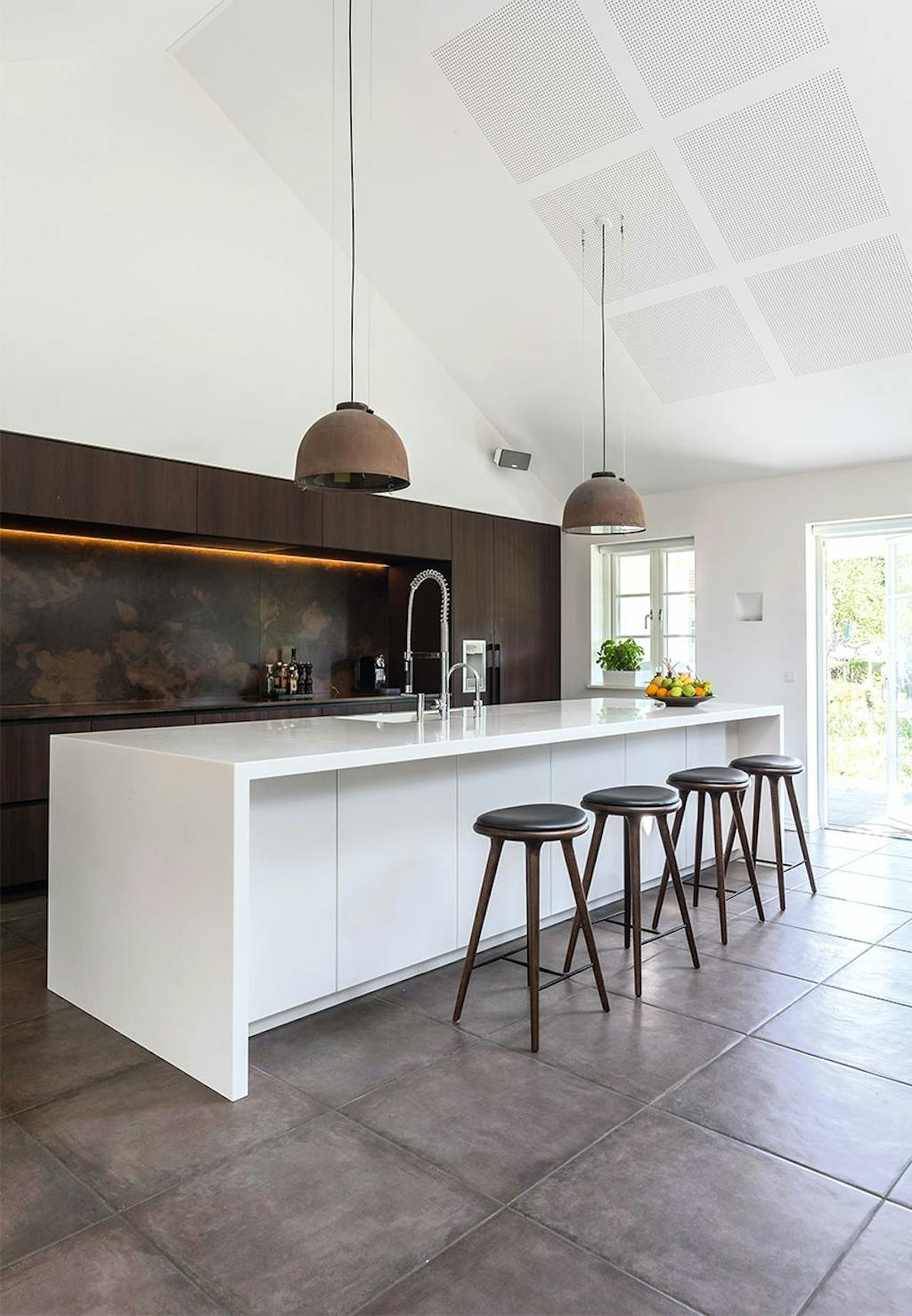 Naturstensvæg og røget eg