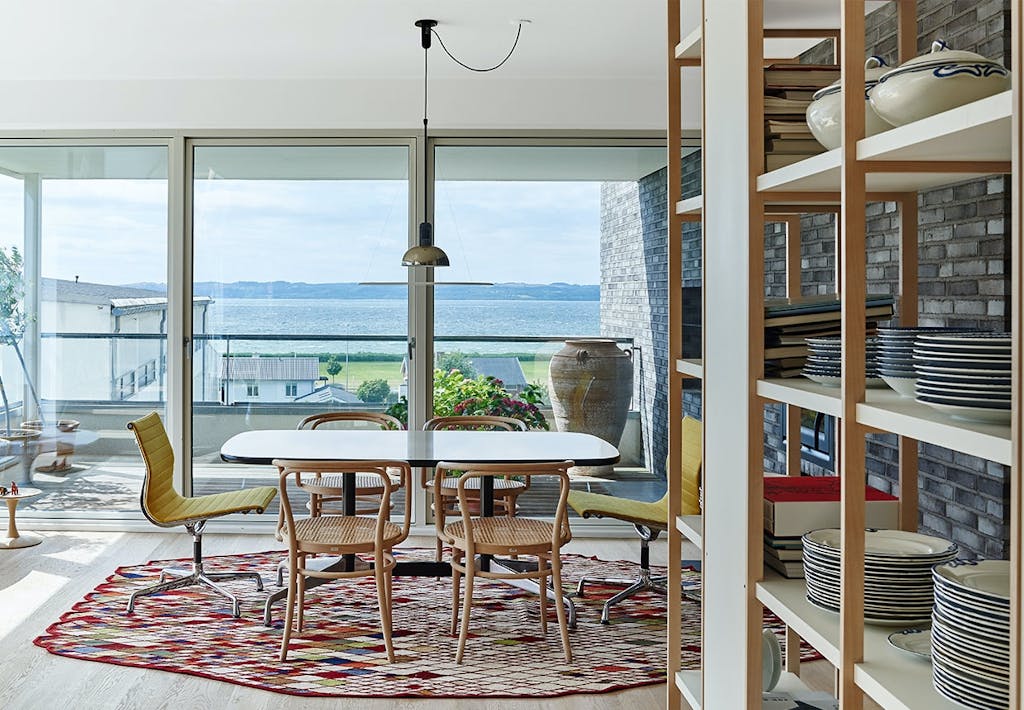 Blot et stenkast fra vandet