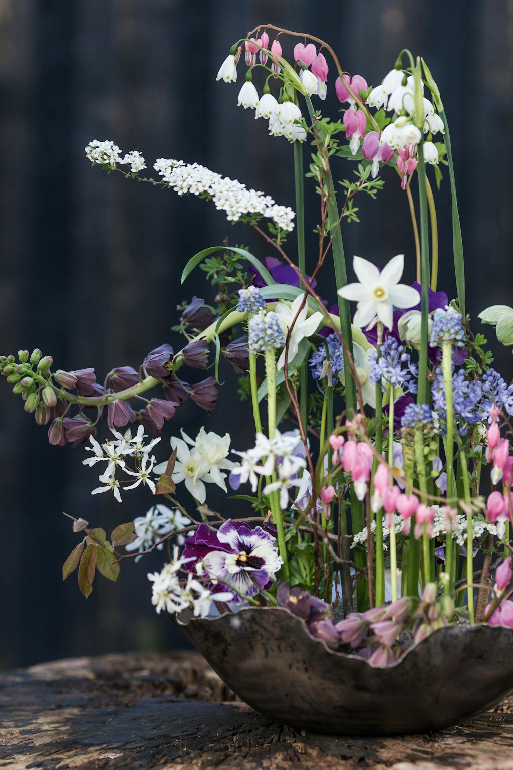 LEG MED BLOMSTER I ET FAD