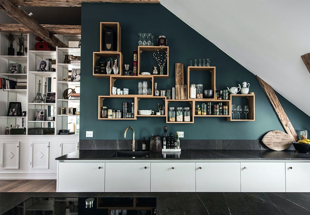 Den støvede grønne farve går igen i køkkenet