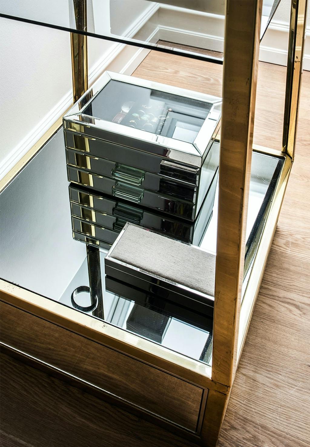 Smykkeskrin i et smukt møbel