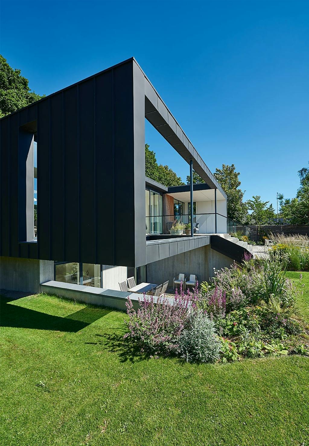 Nærmest svævende over basen