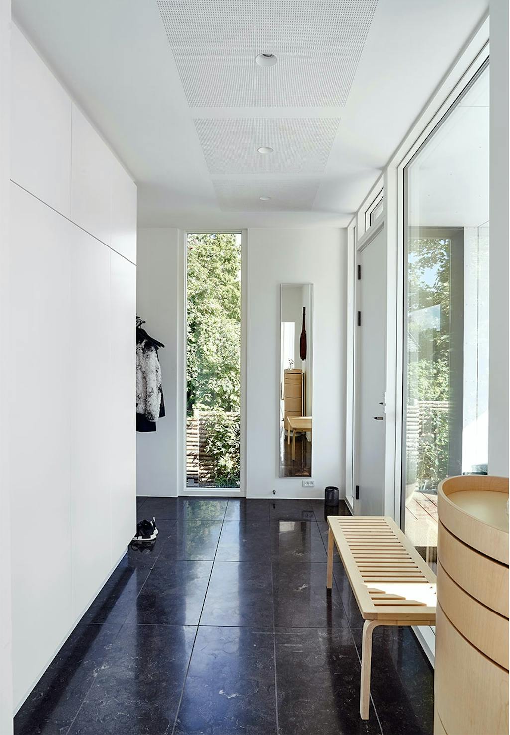 Stilren, lys og åben entré