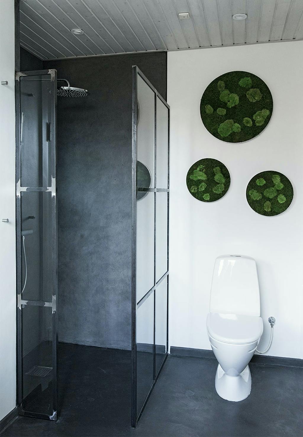 Rustikt badeværelse med en smule natur