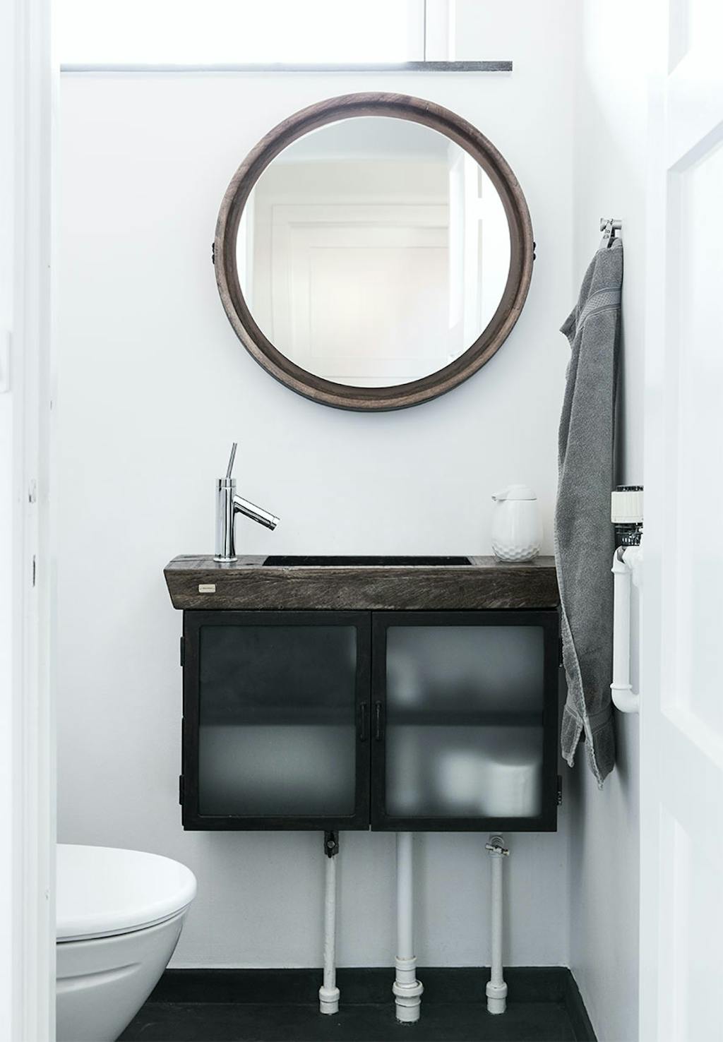 Opbevaringsskab med metallåger