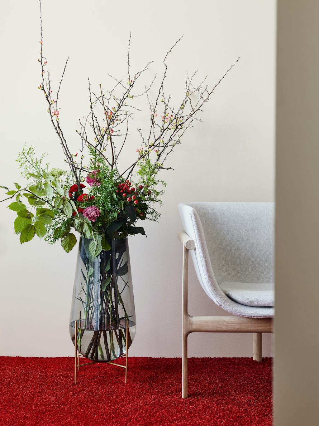 Stor gulvvase i messingstativ 