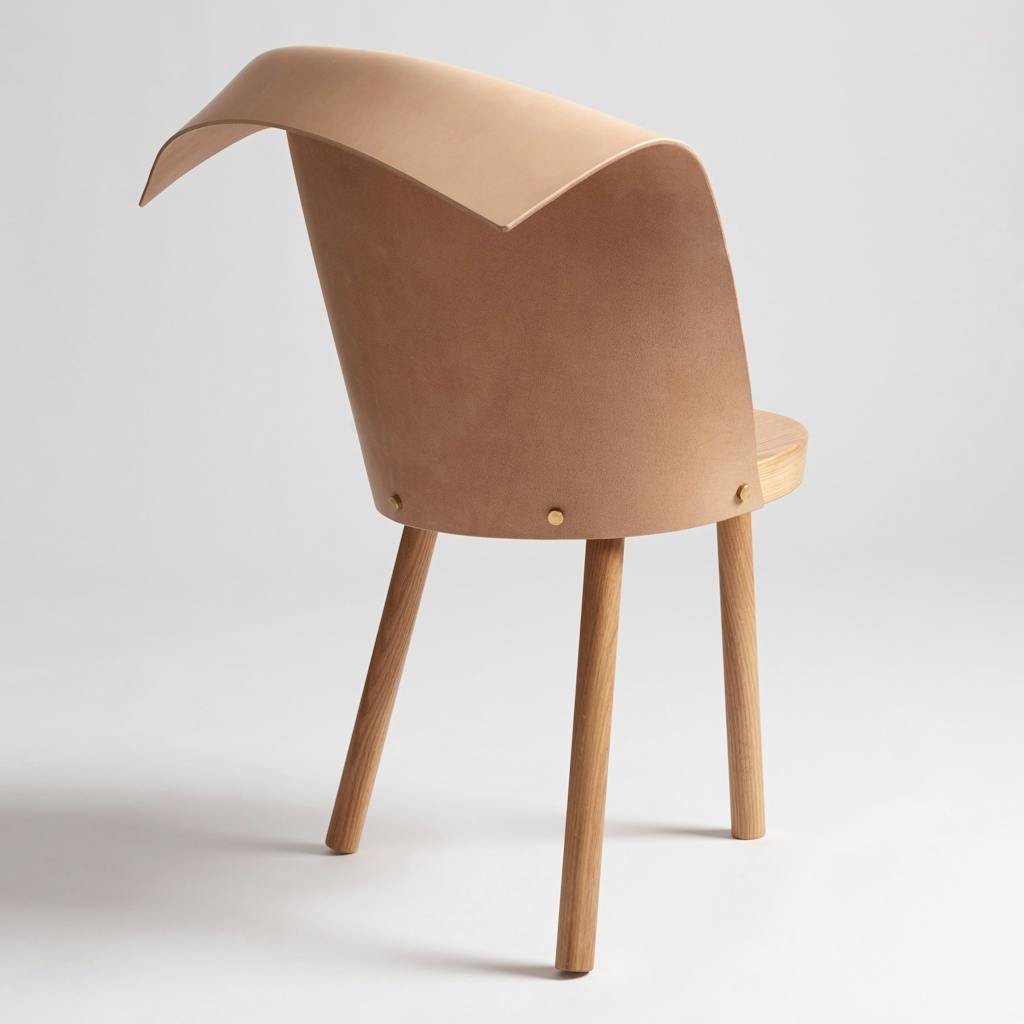 Et stykke foldet læder og en træskammel