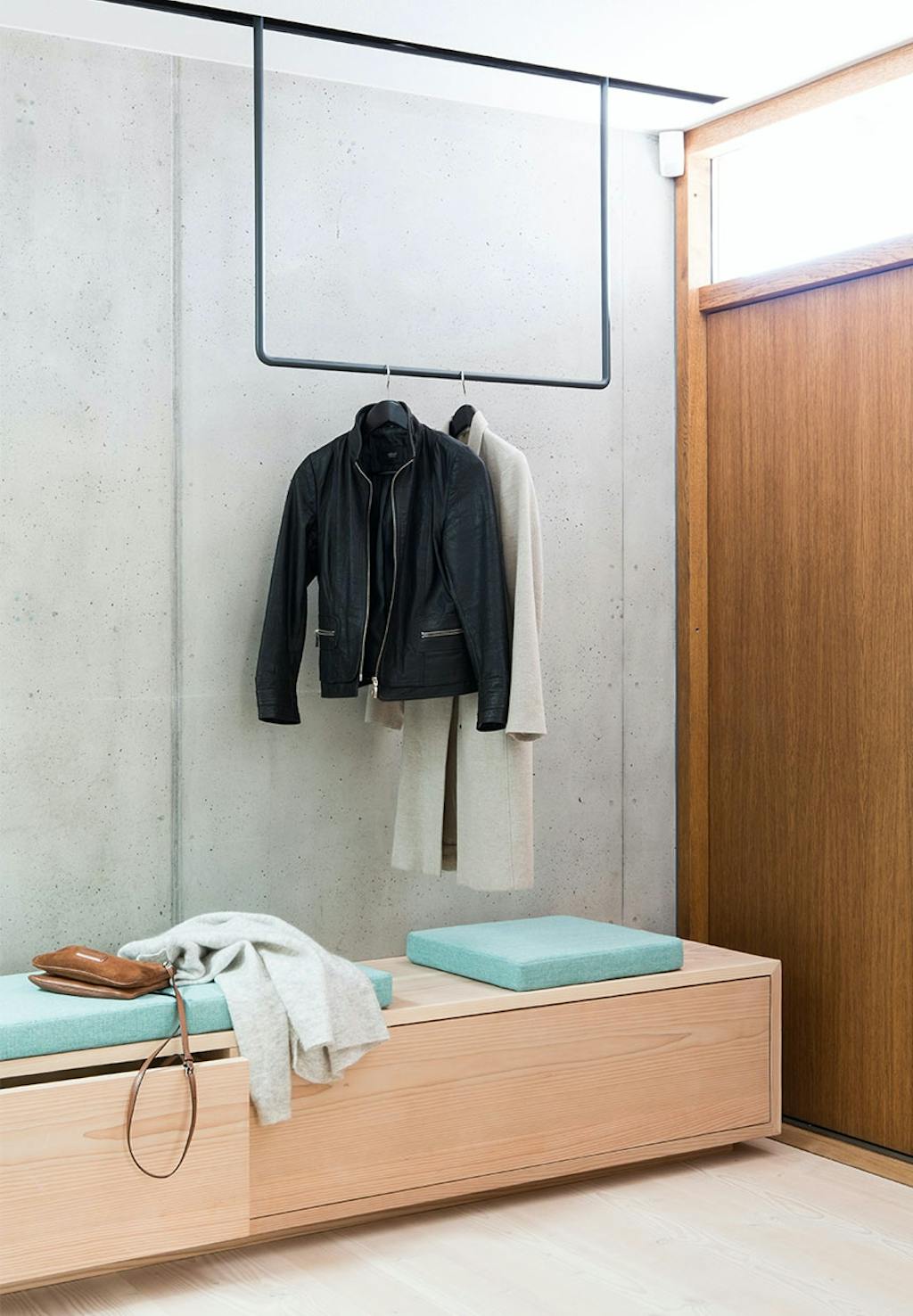 Entré med bøjlestang og bænk