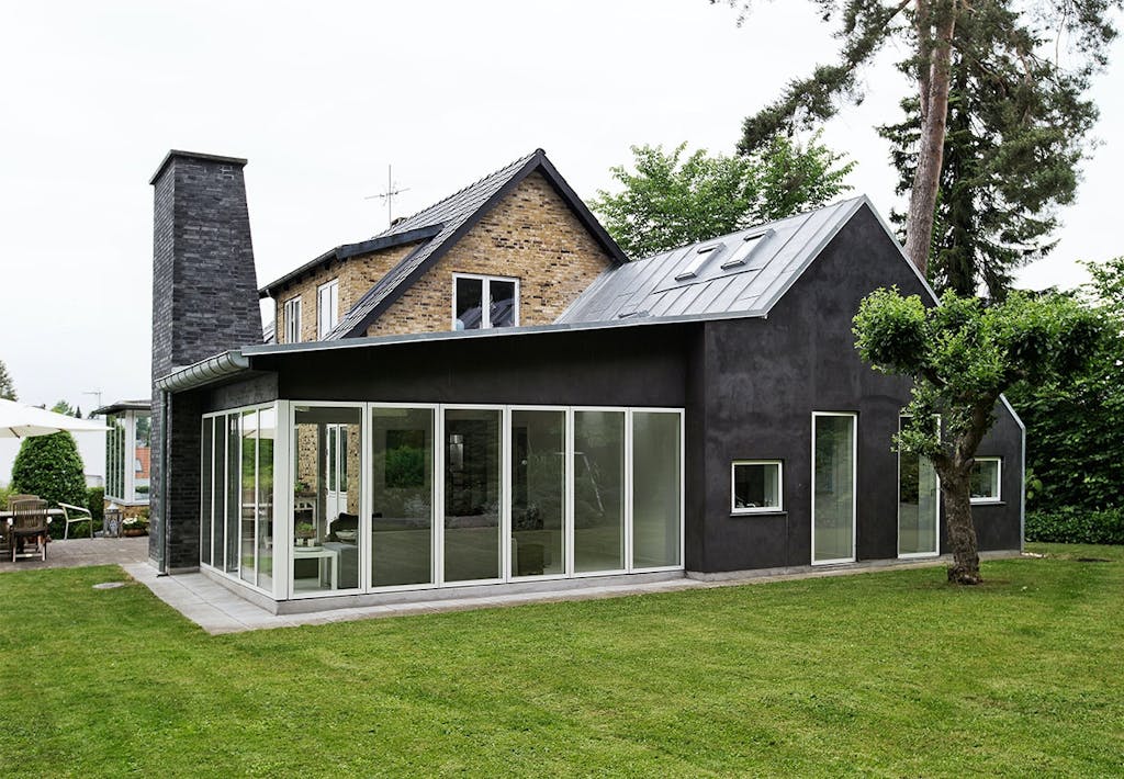 Huset med den flotte nye tilbygning i anderledes stil end det originale hus