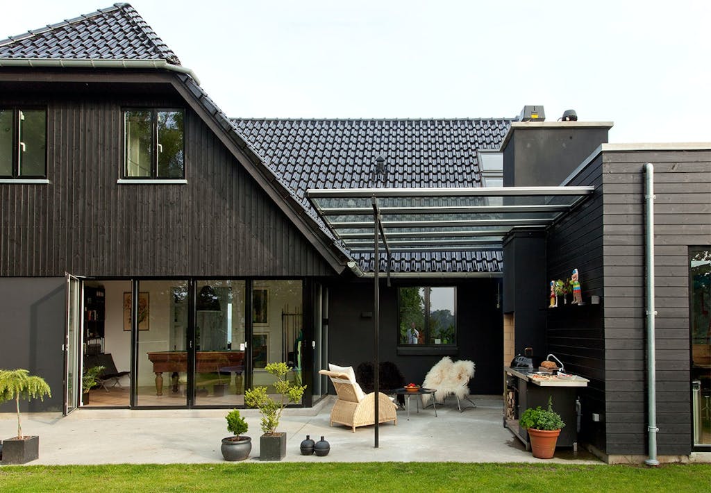 Huset efter ombygningen med nyt kontor og hyggeligt uderum