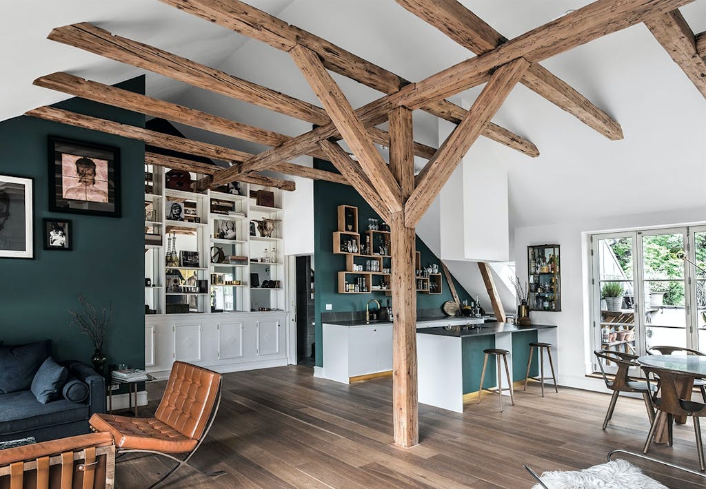 Loft til kip og synlige bjælker