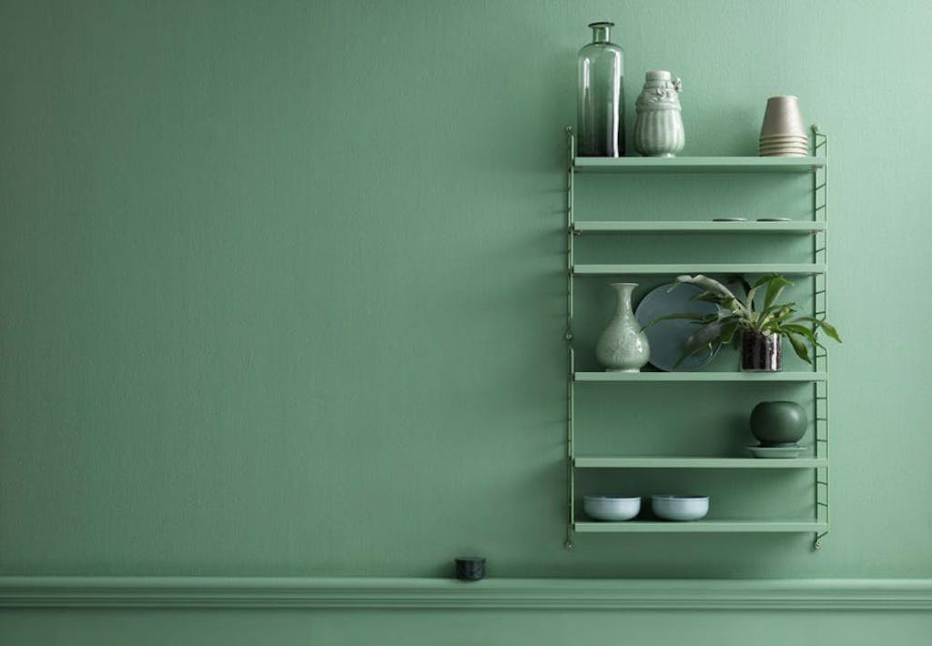 Grøn væg med grøn reol
