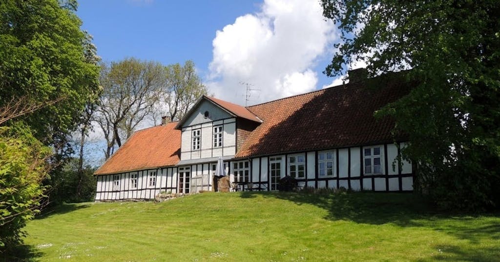 Liebhaverboliger med vinkælder og tennisbane