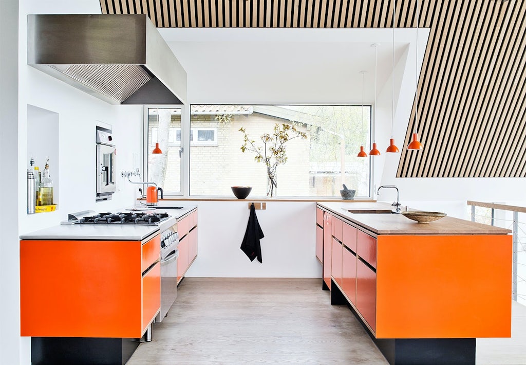 Orange køkken med detaljer Orange køkken med detaljer