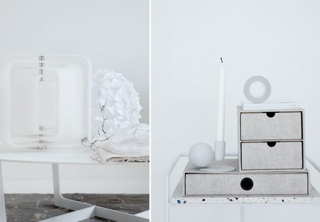 To små hvide sofaborde med hvide stillebens