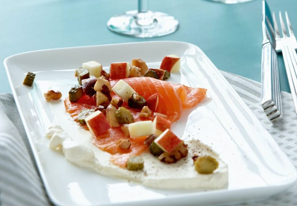 Koldrøget laks med sprøde nødder