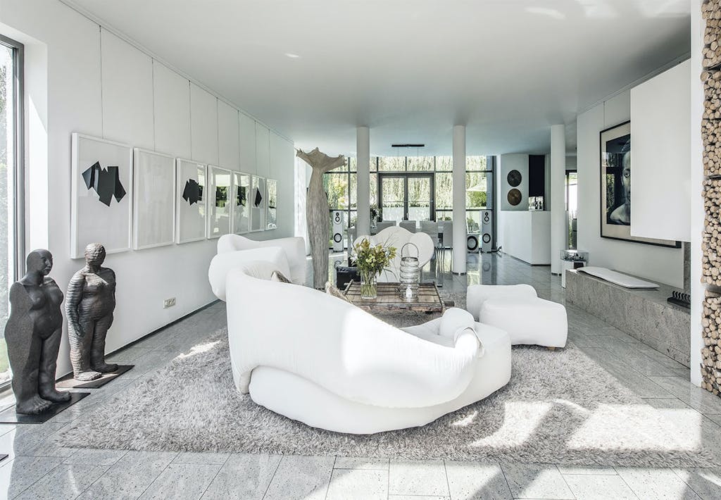 Monokrom enkelhed i sort og hvidt