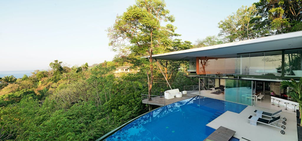 Fritidshus midt i naturen med havudsigt og dyreliv 