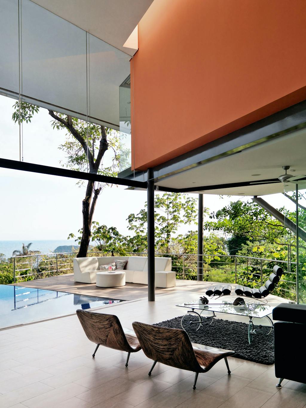 Åbent stue-arrangement og udendørs lounge-område