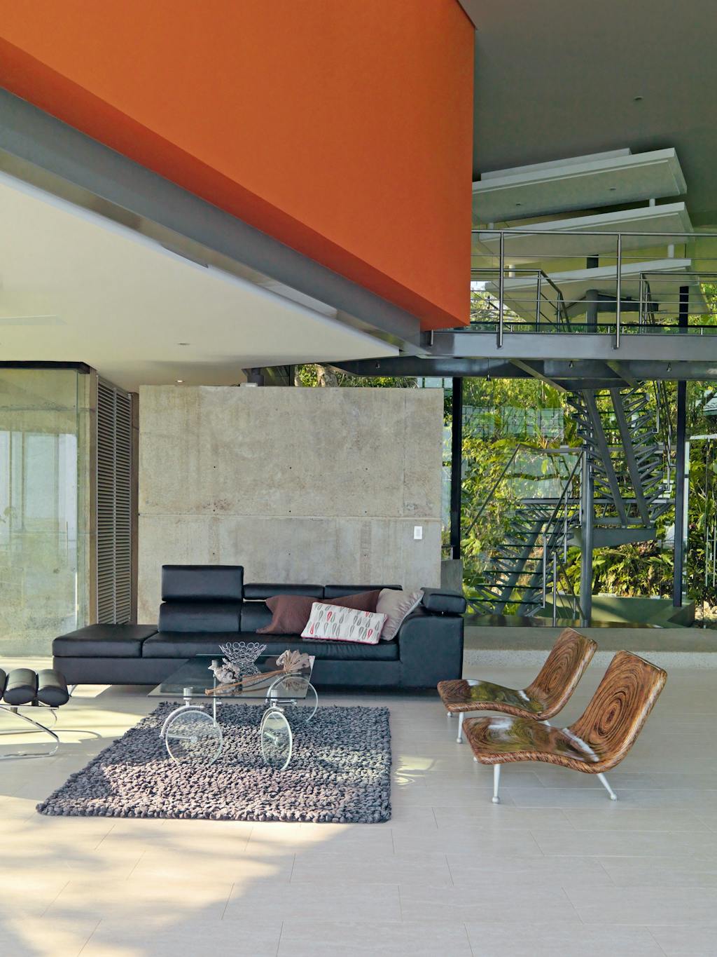 Stentrappe med glas deler etagerne