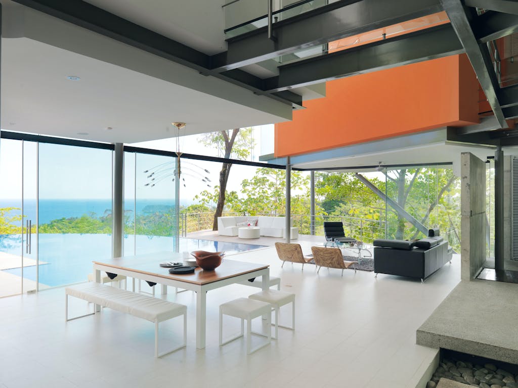 Spisestue, opholdsstue og lounge i ét åbent område