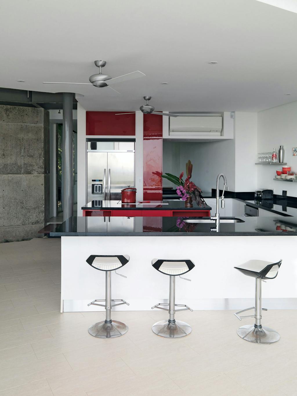 Køkken i højglans med røde detaljer og køkkenø 