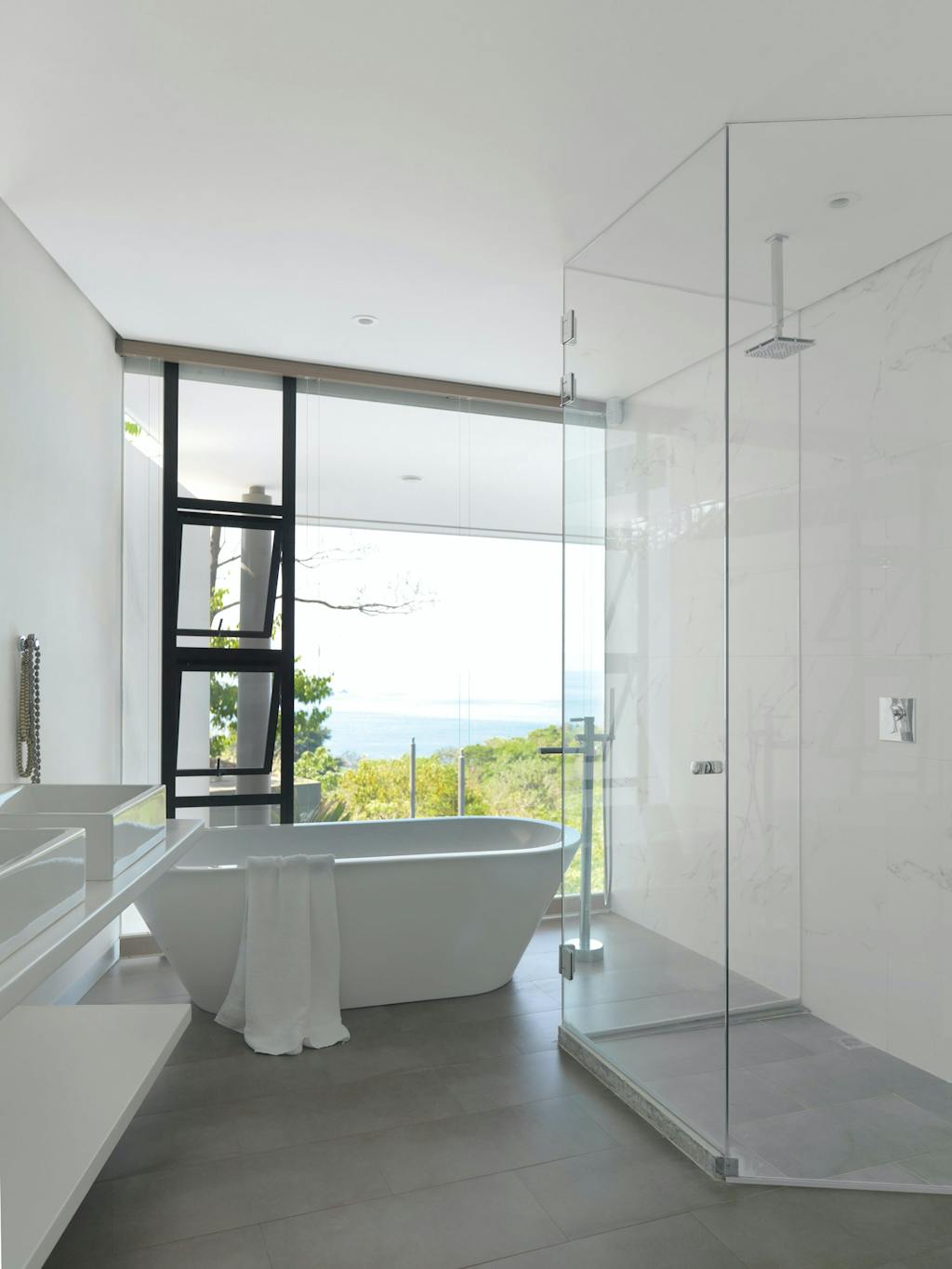 Lyst og elegant badeværelse med flot udsigt