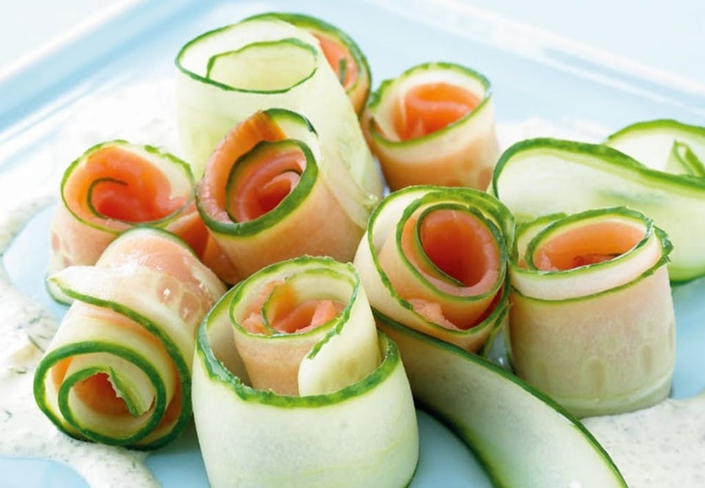 Agurketapas med røget laks og syrnet fløde