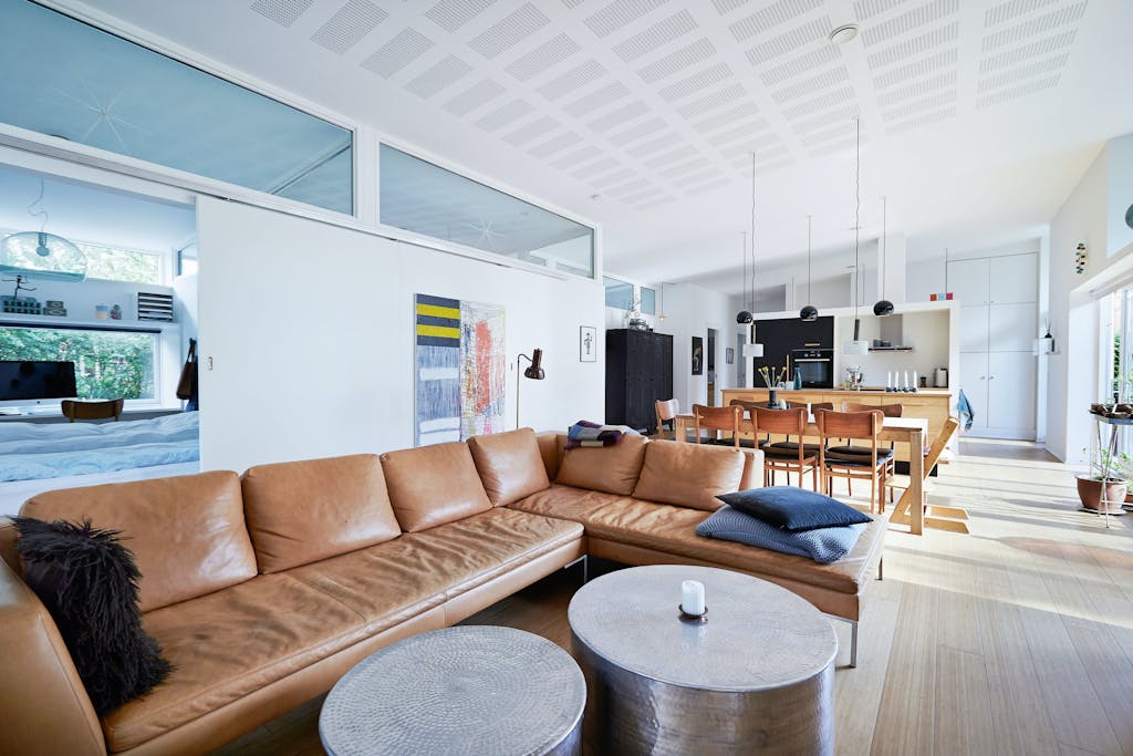 Rummelig stue med skillevægge 