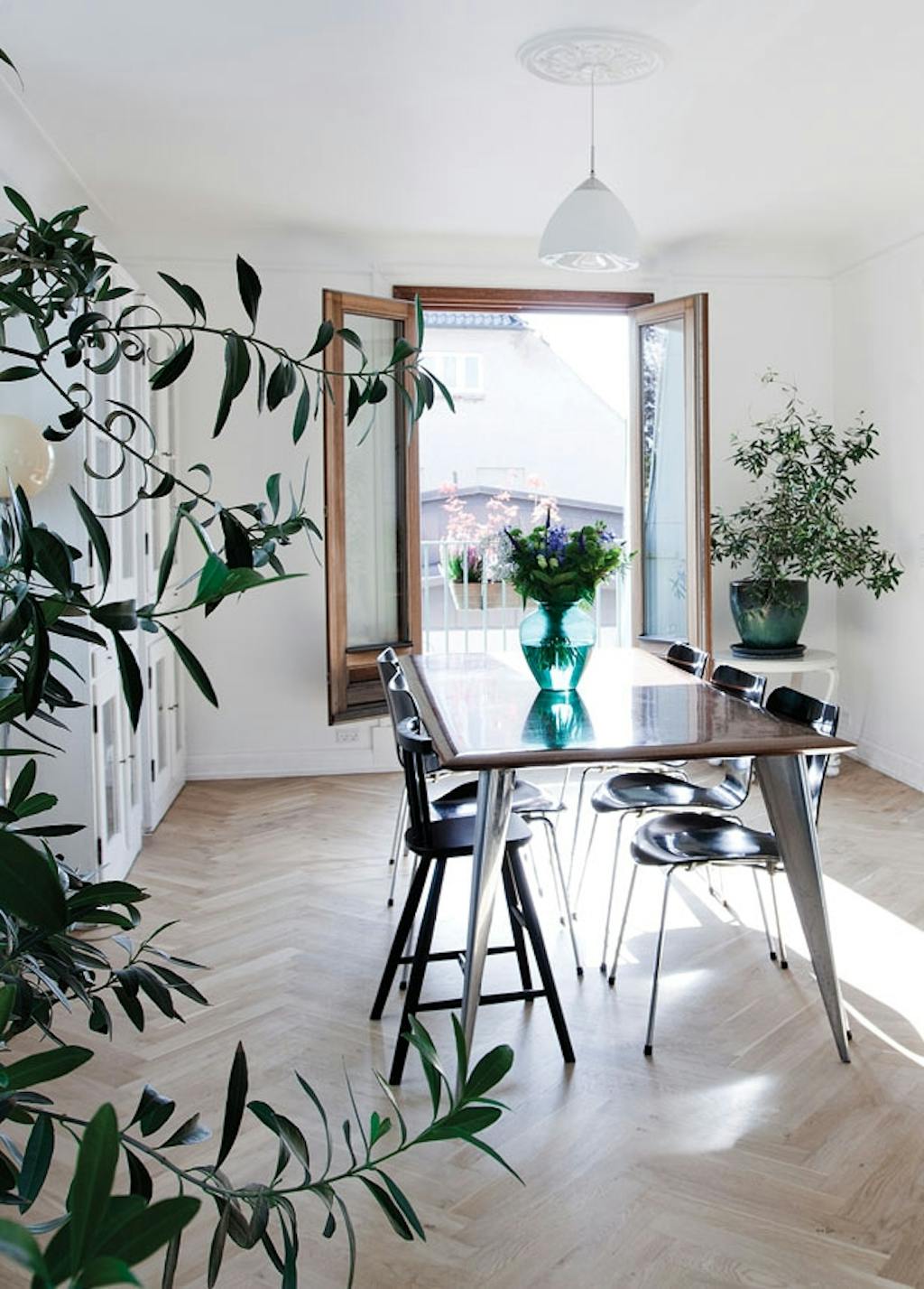 Spisestue med skøn udsigt til haven