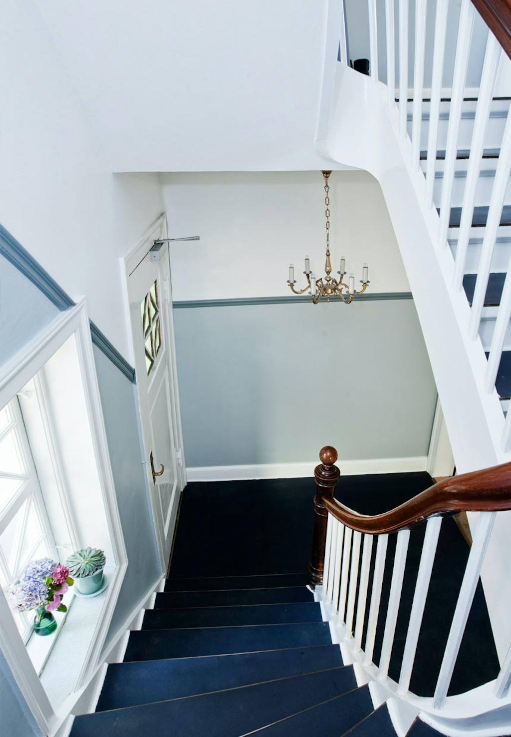 Trappeopgang i en midnatsblå farve